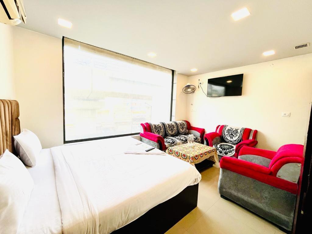 Hotel Swarg Residency Kamrudin Nagar, Nangloi